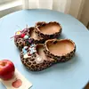 Zapatillas Mary Jane para Niñas Lindas de Dibujos Animados con Punta Cerrada 2026 Verano Nuevo Estilo Zapatos de Agujero Poco Profundo Antideslizantes para Bebés y Niños