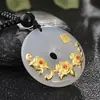 Pé de ouro incrustado com calcedônia ouro incrustado com flores de jade desabrochando rico fecho de paz pingente atividades seguro venderá fabricantes de presentes atacado