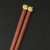 Palillos de sándalo rojo Luckcat vajilla de madera para el hogar sin pintura sin cera cabeza metálica palillos de madera de ala de pollo LOGOTIPO con letras