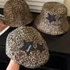 Gorra retro americana con parche de estrella de estampado de leopardo para mujer, boina de pico de pato de estilo nicho de moda de chica picante de alta gama