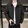 Chaqueta de Trabajo con Cuello Alto para Hombre, Primavera 2026, Corte Holgado, Elegante Chaqueta para Exteriores, Chaqueta Versátil de Color Sólido Simple con Parches para Hombre