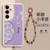Aplicable a Samsung S25/S26 Nuevo Estilo Chino Piel de Cordero Grabada Cadena Colgante de Carrillón Gato de la Suerte Funda para Teléfono Venta al por Mayor