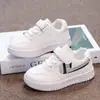 Zapatos Deportivos para Niñas Zapatos Casuales Ligeros para Patinar Infantiles Estilo Primavera/Verano 2026 Superficie de Cuero Impermeables Zapatos Casuales Antideslizantes para Niños Modernos