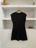 Novo Vestido de Verão 2026 para Mulheres, Estilo Francês, Cintura Marcada de Verão, Emagrecedor, Comprimento Médio, Cor Sólida Simples, Vestido Curto com Gola Redonda