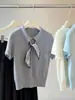 Top de punto gris con cuello polo de manga corta de seda helada para mujer, nuevo estilo de principios de otoño, simple y casual, adelgazante, con bufanda