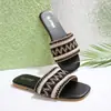 Pantuflas de Mujer 2026 Verano Nuevo Estilo Étnico Pantuflas Planas para Uso en Exteriores Sandalias Tejidas de Moda Europea y Americana para Mujer