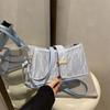 Bolsa de ombro único feminina, bolsa francesa da moda, nova, 2025, cor sólida, retrô, popular, para deslocamento, com fivela de cinto, transversal