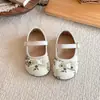 Sapatos Mary Jane Bordados Vintage para Crianças 2026 Nova Coleção Primavera e Outono Sapatos Pequenos de Couro com Laço de Pérola para Meninas Sapatos de Salto Baixo