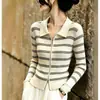 Nueva colección Otoño-Invierno 2026 para mujer: un cárdigan de punto elegante, ajustado y que realza la figura, con un diseño de rayas en contraste y cierre de cremallera