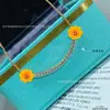 Nuevo collar blanco de nácar con sonrisa, V bañado en oro rosa de 18K, lujo ligero con un toque de alta gama, collar de nácar blanco con caras sonrientes en ambos lados