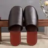 Chinelos de inverno primavera verão para casais casa interior salão de beleza cabine de prova antiderrapante bico fechado chinelos de couro inverno