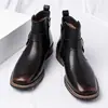 Venta al por mayor transfronteriza de botas Martin para hombre estilo británico con estampado de cocodrilo, que presentan una puntera cuadrada retro, adornos de hebilla y un diseño de bota corta casual de negocios
