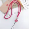 Novo Cordão de Celular Trançado em Couro PU Yilian com Design de Flor de Ameixa e Camélia, Corrente Anti-Queda para Celular para Mulheres