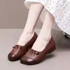 Sapatos de mãe de sola macia 2026 outono novo confortáveis casuais de couro sapatos baixos retrô femininos couro macio retalhos sapatos de um só furo para mulheres