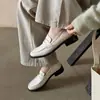 Mocassins de pele de carneiro com fivela de metal estilo britânico, coleção primavera/outono 2026, salto médio grosso, bico redondo, sapatos pequenos de couro, couro genuíno, sapatos baixos com corte profundo, estilo feminino