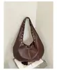 2026 Nueva Bolsa Tote Remachada de Gran Capacidad para Viajeros Diarios para Mujeres Transfronteriza de Gama Alta Retro con Remaches Bolsa de Hombro Individual