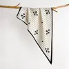 Bufanda Triangular Nueva de Moda con Estampado Floral de Lunares para Mujer, Ropa Exterior de Lujo Ligero, Ligera, Transpirable, Bufanda Triangular de Imitación Seda