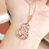 Nova Cadeia de Clavícula de Design Chinês de Luxo Leve Flor Rosa Pingente Fu Lu Diamante Incrustado Liso Dourado Champagne Cabacinha