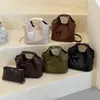 Bolso nuevo estilo vintage con un sencillo patrón tejido, bolso de hombro de moda, bolso cruzado versátil de nicho de moda para madre e hija
