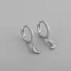 Pendientes de diamantes asimétricos con forma de estrella y luna de Dongdaemun de Corea del Sur, con hebilla de diamante, elegantes y sencillos, que combinan con todo.