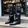Bota Pantalona Feminina Pontuda com Tachas Menina Doce e Descolada Fivela de Cinto Vintage Salto Bloco Botas de Cavaleiro Pretas Botas Longas Empilhadas