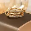 Anillo de Luz de Zirconia Incrustada en Oro Real Chapado en Cobre Transfronterizo Europeo y Americano Lujo Ligero Sensación de Alta Gama Anillo para el Dedo Joyería de Mano Versátil Fabricante Venta al por Mayor en Stock