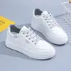 Tênis Brancos para Mulheres 2026 Estilo Quente Primavera Novo Tendência Sola Grossa Sapatos Casuais Plataforma Tênis Esportivos Tênis Versáteis