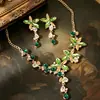 Conjunto de Brincos e Colar Novo Estilo Europeu e Americano para Mulheres, Joias Florais com Cravação de Diamante em Liga, Corrente Exagerada para Suéter Europeia e Americana Atacado