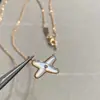 Collar con Colgante de Cruz de Nácar Natural Versión Alta Familia Shang X Accesorios de Alta Gama para Mujer Exquisito Lujo Ligero Nicho Oro Rosa Clavícula