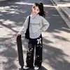 Conjunto casual infantil de moletom com blocos de cor listrados e gola lapela, calça pantalona larga doce e fofa com renda
