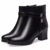 Botas Curtas Femininas 2026 Inverno Novos Sapatos de Couro Sapatos Femininos da Moda Couro Macio Irmã Sapatos de Algodão Sapatos de Cano Médio e Longo Acolchoados com Plush de Algodão