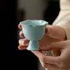 Xícara Mestra de Cerâmica Azul e Branca Estilo Dinastia Tang e Song com Borda em Forma de Flor e Pé Alto, Adequada para Uso Doméstico, Xícara Única para Degustação de Chá, Xícara de Design Simples