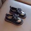 Sapatos Femininos, Sapatos Pequenos de Couro, Novo Estilo Primavera 2026, Sapatos Pretos de Performance para Meninas, Sapatos Princesa com Laço para Crianças de Solado Macio