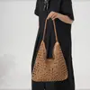 Nova bolsa de palha trançada triangular 2026, bolsa de ombro versátil, bolsa tote de grande capacidade, bolsa de praia moderna para férias