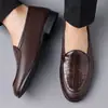 Sapatos masculinos artesanais de couro genuíno padrão crocodilo slip-on mocassins estilo britânico masculino modernos sapatos masculinos casuais de negócios em couro genuíno