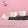 En stock tapa redonda recta de 28 dientes botella dispensadora de aceite esencial para cuidado de la piel tapa de rosca de doble capa material de embalaje tapa de plástico de moda cosmética