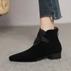Botines retro estilo francés para mujer, nueva colección otoño/invierno 2026, con punta fina, tacón grueso, forro de felpa y un diseño que combina diferentes materiales para un efecto adelgazante, pareciendo una bota de algodón crudo