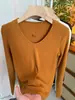 Camiseta Sencilla de Color Café Estilo Coreano, Color Sólido Versátil, Cuello en V, Manga Larga para Mujer, Novedad Primavera 2026, Ajuste Ceñido, Camiseta Básica Adelgazante