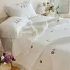 Colcha Bordada de Renda em Algodão Lavado com Areia Estilo Coreano Conjunto de Três Peças Lençol de Cama Espesso Acolchoado 100% Algodão Lavável à Máquina para Tatame