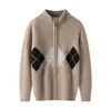 Nueva colección de otoño e invierno: Cárdigan de punto de lana para niños con un patrón de rombos retro y cremallera, un suéter simple y elegante para niños que combina con cualquier atuendo