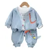 Ropa de Primavera 2024 para Niños Estilo Nuevo Estilo Bebé Camisa con Cremallera de Dinosaurio Pantalones de Algodón Conjunto de Tres Piezas Fabricante Directo Venta al por Mayor