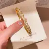 Pulsera con Hebilla de Patrón de Circonia Chapada en Oro Real de 18k Pulsera Retro Simple Versátil Joyería de Mano de Lujo Ligero de Alta Gama para Mujeres
