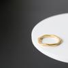 JZ038 Anillo Ola Sónico Irregular Vibración Simple Versátil Estilo Coreano para Mujer Acero de Titanio Chapado en Oro de 18K