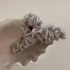 Presilha de Garra Envolvente em Tecido Plissado de Seda, Presilha de Cabelo de Luxo para Mulheres com Grande Volume de Cabelo, Acessório de Cabelo Shark Clip para Penteados