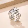 Joyería de Acero de Titanio de Moda Diseño Versátil Anillo de Flor Prensada en Aceite Resistente al Color Lujo Ligero Sensación de Alta Gama Anillo Abierto Ajustable