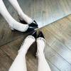 Sandálias da Moda Salto Alto Mulheres 2025 Verão Novo Design de Nicho Tachas Bico Fino Salto Médio Francês Sapatos Solteiros