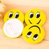 Pin de hojalata de 3cm 4.5cm Tamaño grande pequeño Insignia de carita sonriente Insignia de plástico de dibujos animados