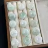Collar con Colgante de Hebilla de Paz Verde Tianshan Natural Jade de Seda Dorada de Xinjiang Colgante de Hebilla de Paz Color Esmeralda