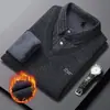 Bestseller de Invierno 2026: Camiseta cálida de dos piezas falsas con forro polar para hombre con bordado de terciopelo de visón nevado y cuello engrosado