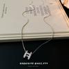 Collar con letra H de Zirconia Xiaowangfeng Corea del Sur Dulce Cadena de Clavícula de Celebridad Cyber de Alto Grado Simple para Viajes Cotidianos Elegante Collar para Mujer